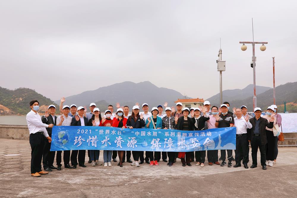 市政协委员和市民代表参观水厂制水流程