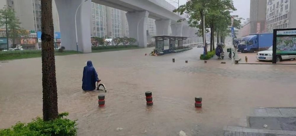 通宵值守 冒雨作业 一线抢险人员彻夜排涝