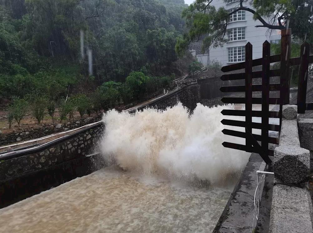 暴雨倾城,水控人冒雨排涝保畅通,守土尽责保供水安全!