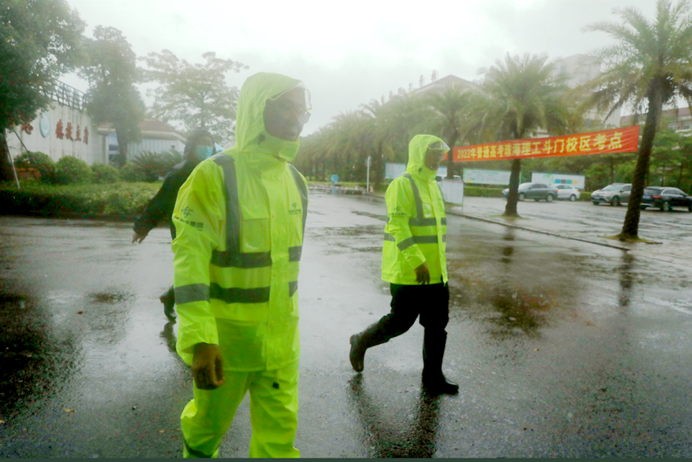你们执笔纵剑,驰骋考场;我们全力以赴,在暴雨中保驾护航
