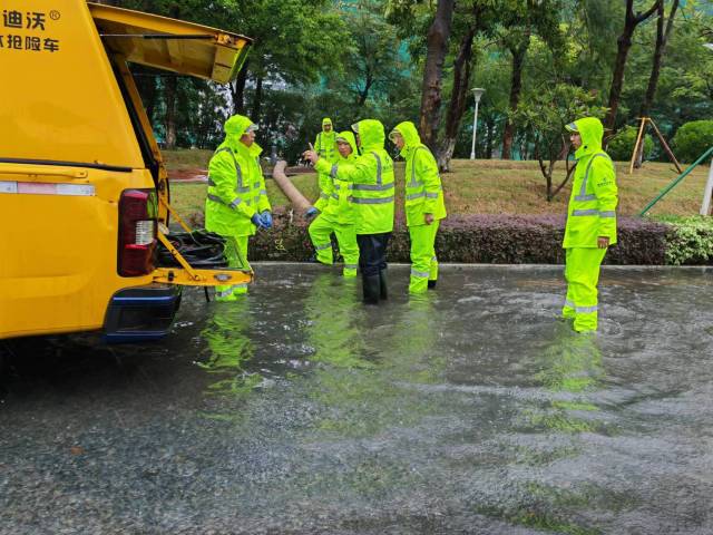 暴雨中的横琴:道路车通人通