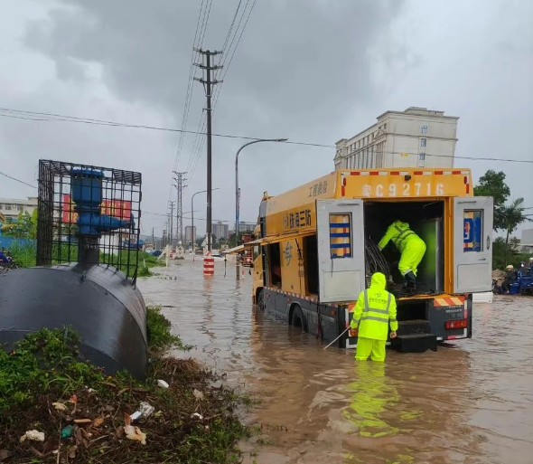 今年首个“红暴”!珠海水控集团排涝“急先锋”暴雨中前行......