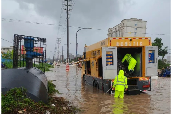 今年首个“红暴”！珠海水控集团排涝“急先锋”暴雨中前行......